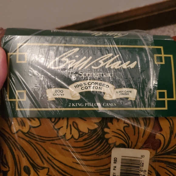 NIB Duvet Cover, Comforter Cover and 2 King Pillow Cases - Picture 4 of 5